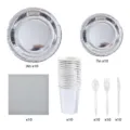 Set de vajilla desechable plateada con platos, vasos, servilletas y cubiertos para fiestas. - Plateado