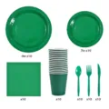 Set de vajilla desechable verde para fiestas con platos de papel, vasos, servilletas y cubiertos. - Verde