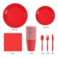 Conjunto de vajilla de fiesta desechable roja con platos de papel vasos servilletas y cubiertos. - Rojo