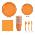 Set de vajilla de fiesta desechable naranja que incluye platos vasos servilletas y cubiertos. - Naranja