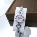 Detailansicht Damenuhr Quarz Armbanduhr mit hohlen Herz Gliedern und süßem Pony Zifferblatt. - Silberrosa
