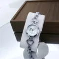 Silberne Damen Quarz Armbanduhr mit süßem Schaukelpferd Zifferblatt und hohlem Herz Armband. - Silber Weiß