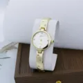 Elegant gouden dameshorloge met sprankelende strasssteentjes en een mooie witte wijzerplaat. - Wit
