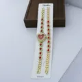 Vue détaillée de la montre quartz cœur doré et du bracelet de strass assorti en gros plan. - Rouge
