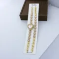 Montre quartz dorée en forme de cœur avec strass roses et design de bracelet élégant. - Rose