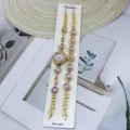 Montre quartz mode femme et bracelet avec pierres violettes et strass sur carte support. - Violet