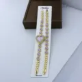Vue détaillée d'un ensemble montre quartz dorée et bracelet avec pendentifs strass violets. - Violet