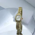 Ged DETAIL van het gouden tonneau quartz horloge met een fijn schakelarmband en een wit wijzerplaat. - Goud Wit