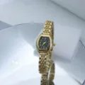 Goudkleurige tonneau quartz horloge met zwarte wijzerplaat en fijne schakelarmband. - Goud Zwart
