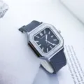 Reloj de cuarzo cuadrado para hombre con correa de caucho texturizada y esfera oscura. - Gris