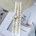 Detailansicht des goldenen Strass Quarzuhr und Armband Sets im eleganten Design präsentiert. - Weiß