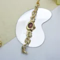Detailaufnahme einer goldenen Quarzarmbanduhr mit unregelmäßiger Kette im Punk-Stil. - Gold Rot