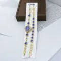 Detailansicht der goldenen Damenuhr Quarz Modeuhr und blauen Strass Armband Set. - Blau