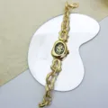 Detaillierte Ansicht der goldenen Punk Quarz-Uhr mit unregelmässiger Kette nahaufnahme. - Gold Leopard
