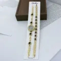 Detailansicht Damenuhr Quarz Mode Armbanduhr Set in Goldoptik mit schwarzen Schmucksteinen. - Schwarz
