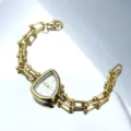 Elegante gouden quartzhorloge met een unieke onregelmatige wijzerplaat en schakelarmband. - Wit