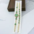 Detailansicht des goldenen Damen Quarzuhr und Armband Sets mit gruenen Steinen und Ziersteinen. - Grün