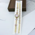 Goldenes Quarz Modeuhr und Armband Set für Damen mit lila Kristall Strass Details. - Lila