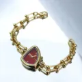 Elegante quartzhorloge met rode driehoekige wijzerplaat en gouden schakelarmband. - Rood