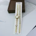 Elegantes Damen Quarzuhren und Armband Set mit funkelnden Strasssteinen. Detailaufnahme. - Weiß