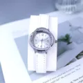 Detailopname van elegant dames quartz horloge met witte lederen band en strass stenen bezel. - Wit