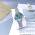 Elegante Damen Quarzarmbanduhr mit gruenem Zifferblatt Diamant Luenette und Mesh Band. - Grün