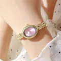 Montre quartz ovale élégante pour femme avec cadran rose et bracelet chaîne fin, détail rétro. - Or Rose