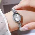 Gros plan détaillé d'une montre à quartz argentée ovale avec bracelet fin et délicat. - Argent