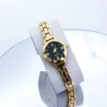 Elegante Damen Quarzarmbanduhr mit schwarzem Zifferblatt und goldfarbenem Gliederarmband. - Goldschwarz