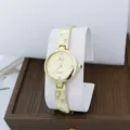 Elegante reloj de cuarzo para mujer en oro con pedrería brillante, reloj de pulsera elegante. - Dorado