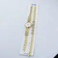Damen Quarz Mode Uhr und Armband Set mit funkelndem Strass Herz Zifferblatt und goldenem Armband. - Weiß