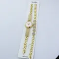 Goldfarbene Quarzuhr und Armband Set mit rosafarbenem Herz Zifferblatt Strass für Damen. - Rosa