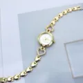 Modische goldfarbene Damen Quarz Armbanduhr mit Herz-Kettengliedern und Pony-Motiv. - Weiß