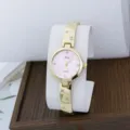 Gedetailleerd uitzicht op het elegante gouden dameshorloge met roze wijzerplaat en strass. - Roze