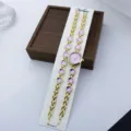 Detailansicht des eleganten Damen Quarz Modeuhr Sets mit violetten Steinen auf goldener Kette - Lila
