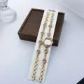 Goldfarbene Quarz-Damenuhr und Armband-Set mit rosa Kristallen und kleinem Zifferblatt. - Rosa