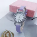 Modische Damenuhr mit lila Lederarmband und glitzernder Strasslünette für den Alltag geeignet. - Lila