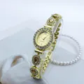 Elegante goldfarbene Damen Quarzuhr mit ovalem Zifferblatt und modischem Armband. - Ganz Gold