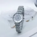 Elegante reloj de cuarzo para mujer con esfera brillante de estrás y pulsera de metal plateado. - Plateado