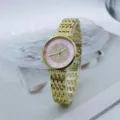 Elegante reloj de cuarzo para mujer con pulsera de metal dorado y esfera rosa brillante. - Rosa