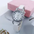 Detailansicht der eleganten Damen Strass Quarzwatch mit weißem Lederarmband und Zifferblatt. - Weiß
