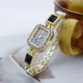 Goldene rechteckige Strass Quarzuhr für Damen mit schwarzem Zifferblatt und Armband. - Schwarz