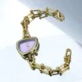 Gedetailleerde close-up van het onregelmatige paarse wijzerplaat kwartshorloge met gouden ketting. - Paars