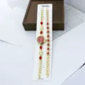 Goldfarbene Quarz-Modeuhr und Armband-Set Detailansicht mit roten Schmucksteinen verziert. - Rotes Zifferblatt Ensemble / Rot