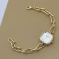 Detailansicht der luxuriösen goldenen Quarzuhr mit einzigartigem Gliederarmband. - Weiß