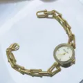 Nahaufnahme der Damen Strass Quarzuhr mit einzigartigem Goldkettenarmband und Verschluss. - Gold