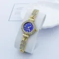 Elegante Damenuhr mit Quarzwerk, funkelnden Strasssteinen, blauem Zifferblatt und Goldarmband. - Gold Blau