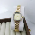 Montre quartz femme cadran carre elegante avec bracelet chaine metal dore vue detail - Tout Or
