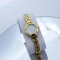 Elegante Damen Gold Quarzuhr Detailansicht, minimalistisches rundes Zifferblatt mit Armband. - Gold Weiß