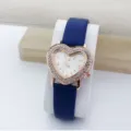 Detalle de reloj de cuarzo con strass en forma de corazón, caja oro rosa y pulsera azul. - Azul